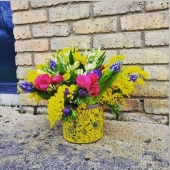 gorgeous bouquet 💐 @ab_fab_flowers #spring #flowers #gardening #flowerstagram #flowerarrangement #pots #pottery #interiordesign #interior #ceramics #paintedpots #floraldesign